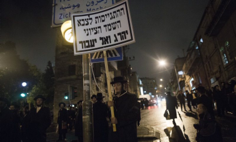 צפו: חרדי חוטף ממכת"ז משטרתי במאה שערים