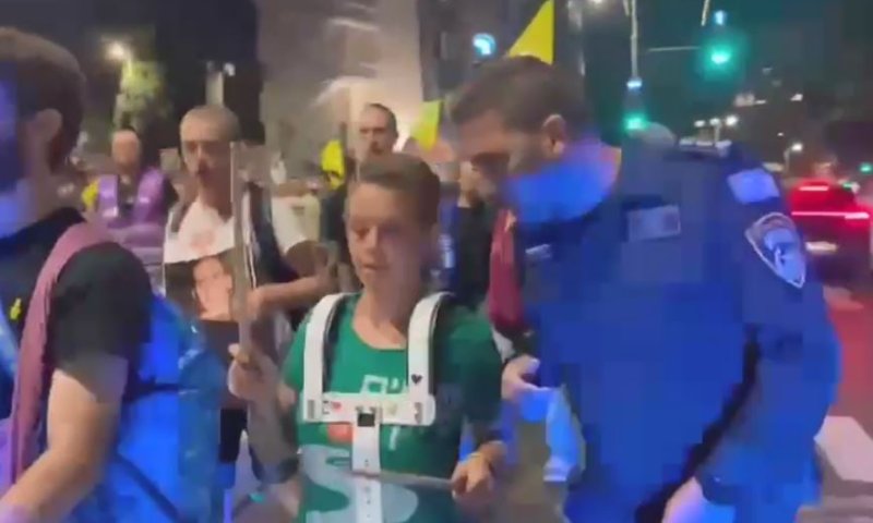 מפגינת שמאל צפצפה על איסור בית המשפט ונעצרה. צפו