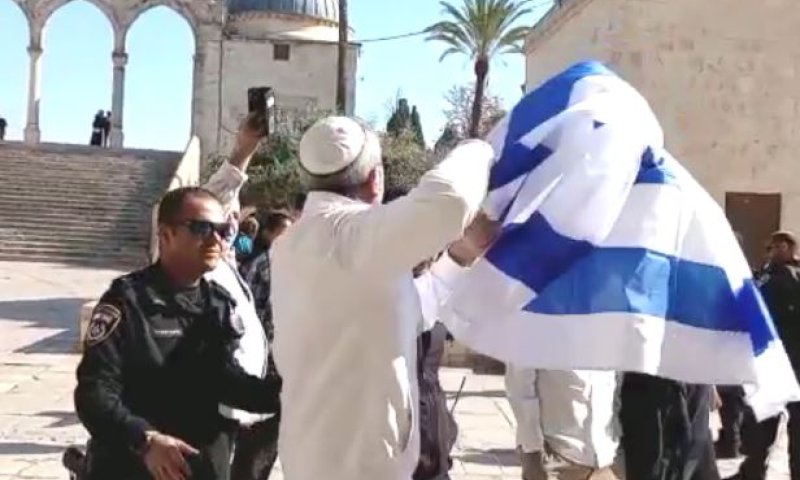 שני יהודים נעצרו בהר הבית אחרי שהניפו את דגל ישראל