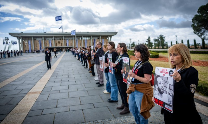 משפחות החטופים בשירת התקווה בתוך הכנסת | צפו