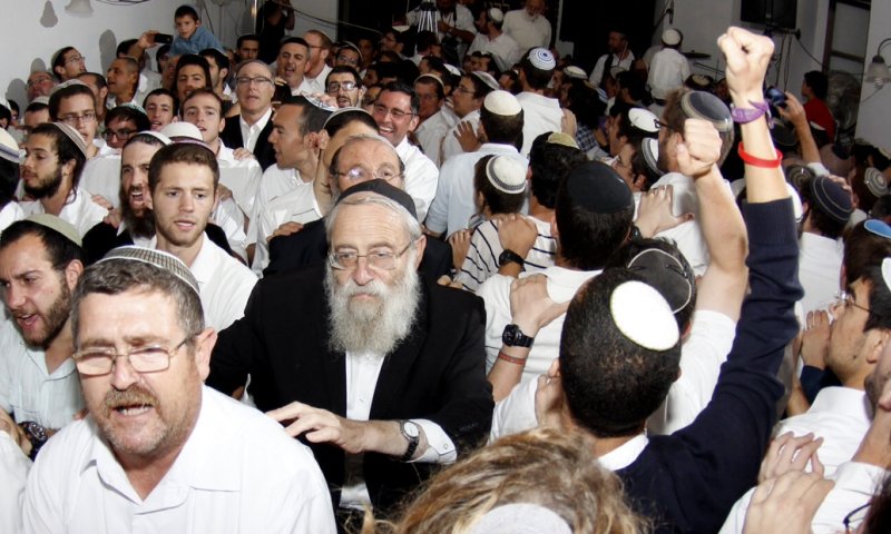 תמונות: הרב אריה שטרן בהקפות שניות בבית הרב