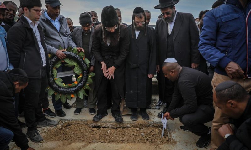 בני משפחתו של טדסה טשומה באמירת קדיש