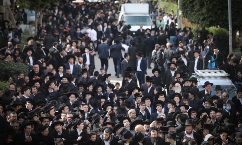 שו"ת | ברכת 'חכם הרזים' בהלוויית הרב קנייבסקי