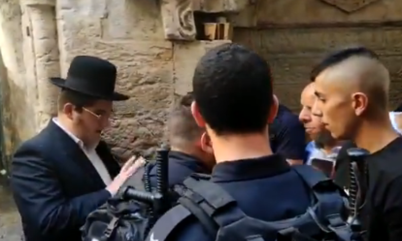 צפו: מוסלמים צעקו על מתפלל בכניסה להר הבית