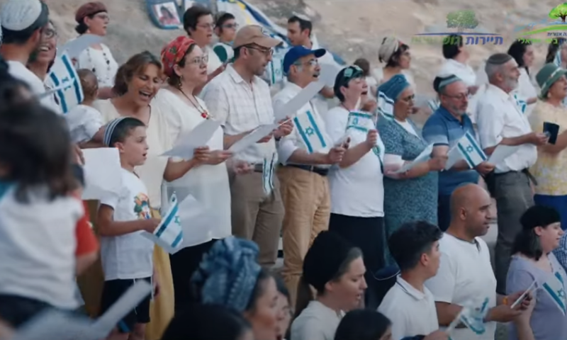 תושבי גוש עציון הניפו את דגל ישראל בשירת המונים