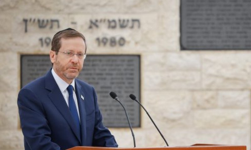 צפו: הרצוג מתפלל במליאת הפרלמנט האירופי