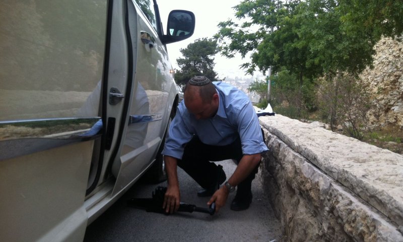 כאח(ד) האדם: השר בנט מחליף בעצמו גלגל