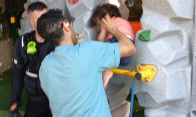 חילוץ לא שגרתי בגן השעשועים