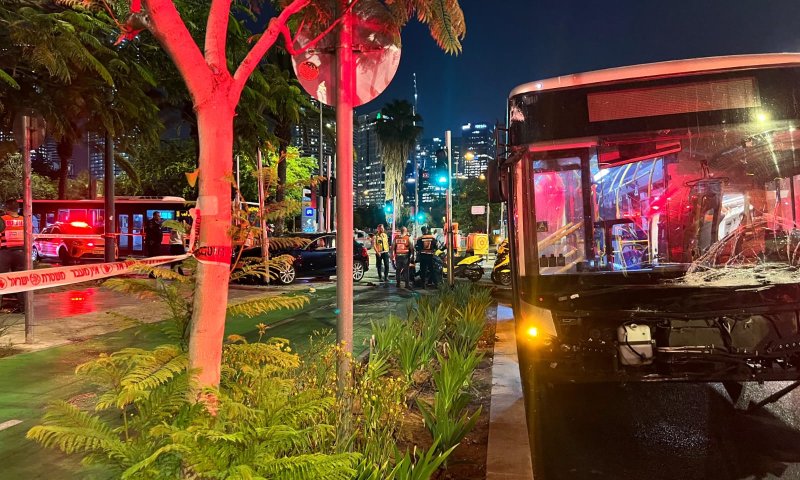 תאונה קטלנית בתל אביב: בן 45 פצוע קשה לאחר שנפגע מאוטובוס