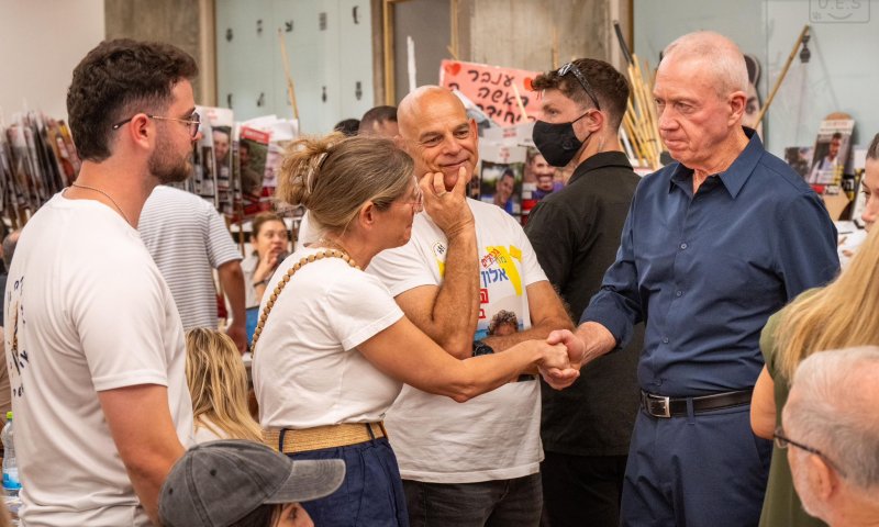 גלנט חיזק את משפחות החטופים ביום מחאת "ישראל עוצרת"