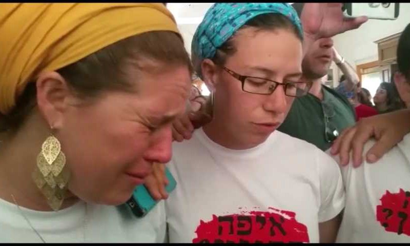 בשירה ובדמעות: תושבי נתיב האבות מפונים מביתם