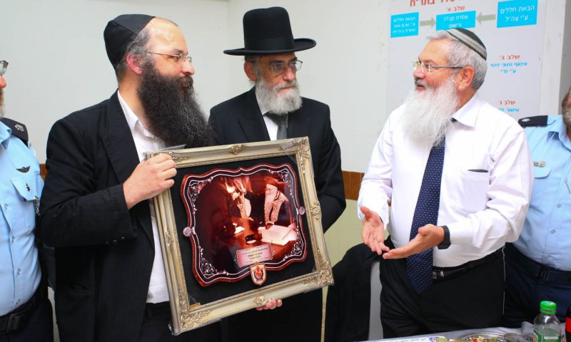 צפו: הרב בן דהן מבקר בתחנת ריכוז חללים של זק"א