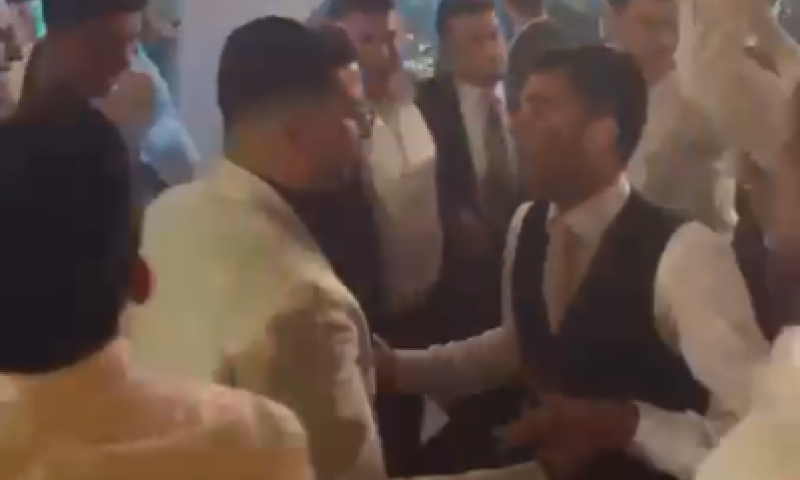 צפו: נוכל הטינדר מתקבל בחתונה לצלילי שיר חסידי