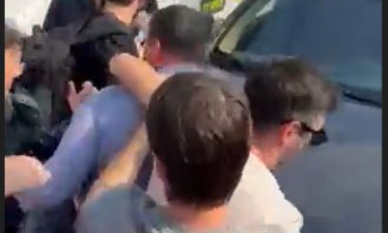 תיעוד: מפגיני ההייטק מכים נהג וקורעים את חולצתו