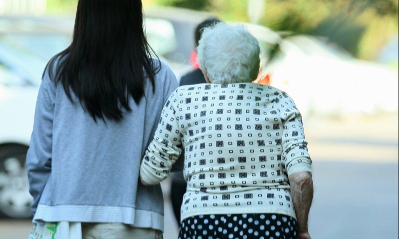 חדרה: מטפלת זרה נעצרה בחשד להתעללות בקשישה