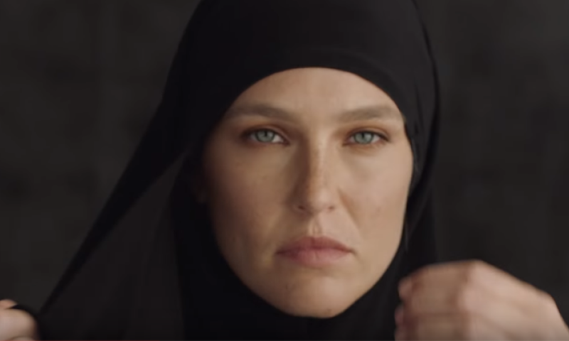 'גזענית': בר רפאלי מעוררת סערה בקרב מוסלמיות