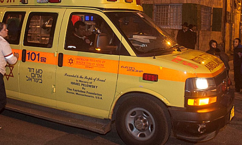 תל-אביב: אוטובוס פגע בהולכת רגל, מצבה קשה