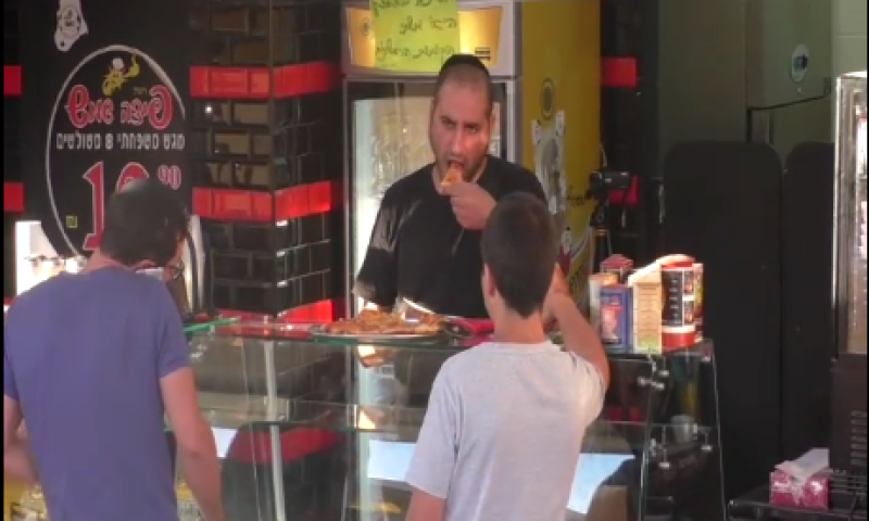 איך אנשים הגיבו כשהמוכר לקח להם ביס מהפיצה; צפו