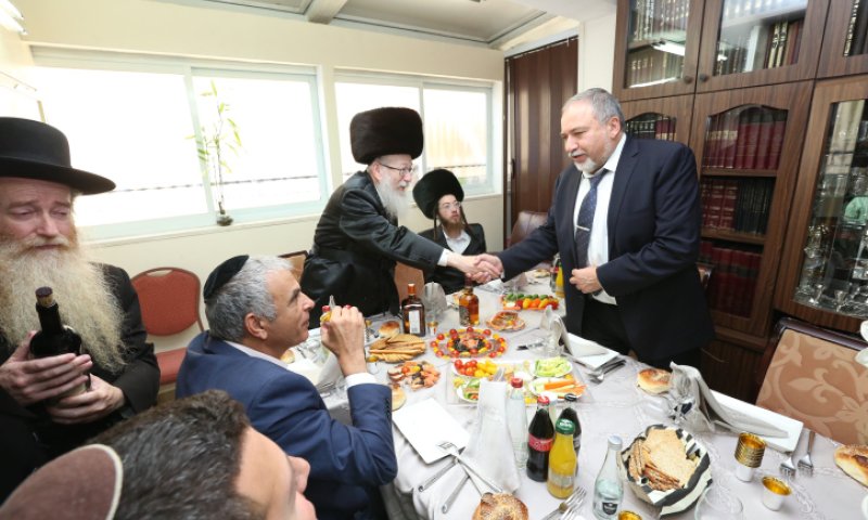 ליצמן: "אשב עם ליברמן בלית ברירה אך אחשוד בו"