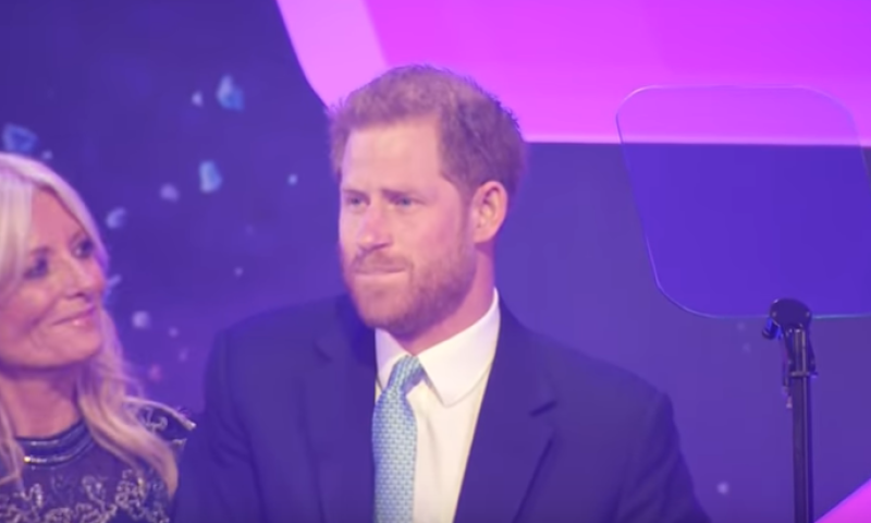 באמצע נאום: הנסיך הארי נחנק מדמעות. צפו