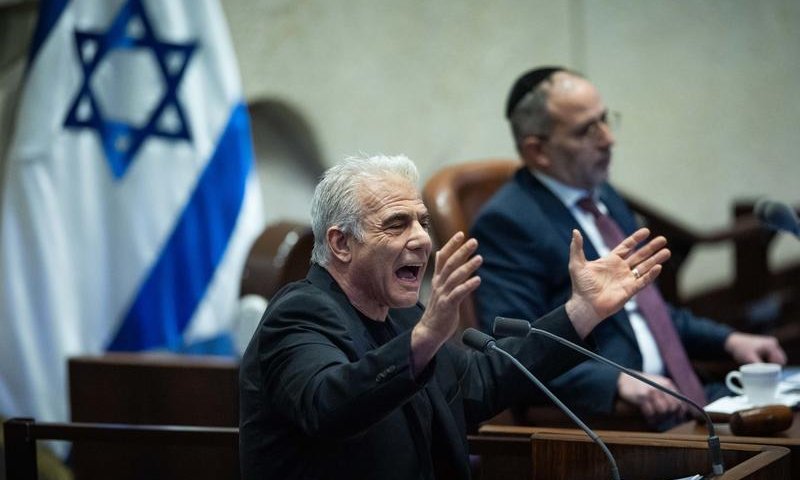 לפיד תוקף את התקציב: "מתנכל לאנשים שמחזיקים את המדינה הזו"