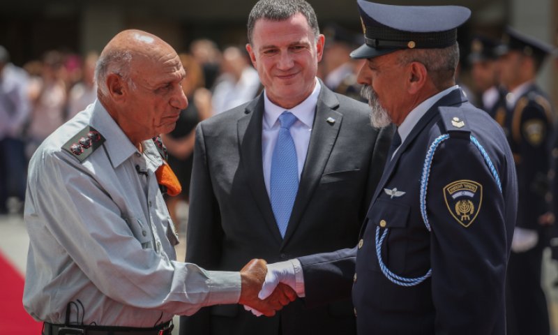מפקד הטקס בגיבוי לאדלשטיין: "הוא צודק"