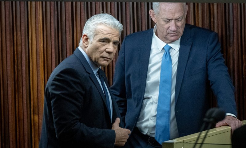 סקר מנדטים: גנץ צולל;לפיד נצמד לנתניהו וליברמן נוסק