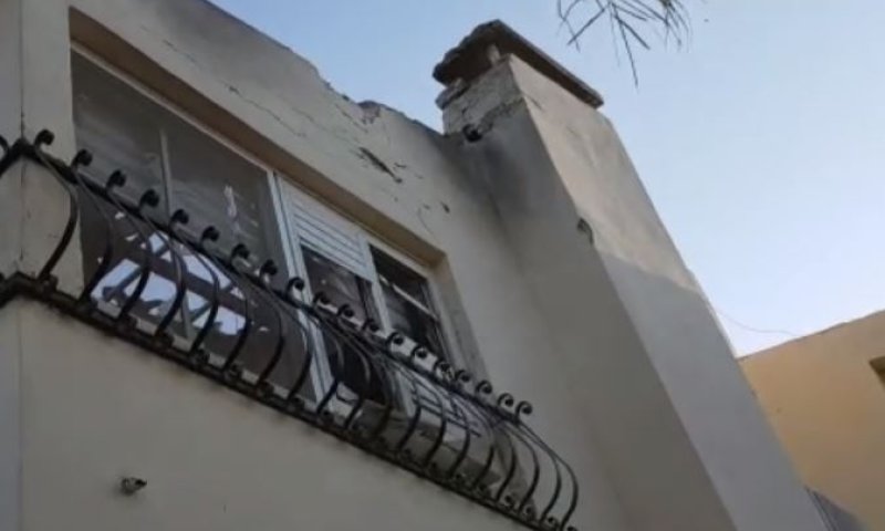 תיעוד הפגיעה הישירה בחצר הבית בשדרות. צפו
