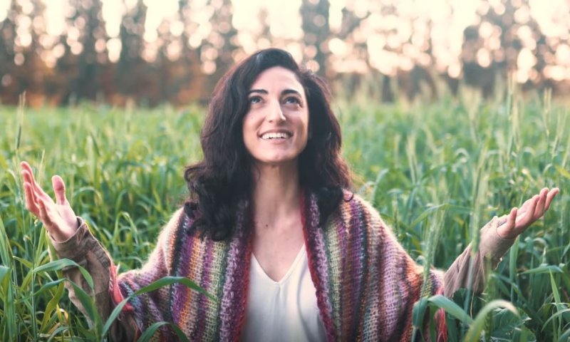 "רוצה להיות שמחה": ענת מלמוד בסינגל חדש. צפו