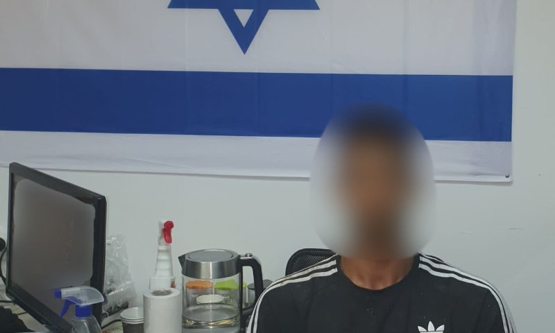 תולש את הדגל ומשליך לרצפה: עובד שיפוצים נעצר