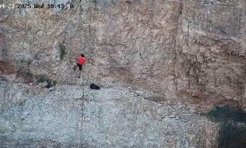 גולש צוקים חולץ לאחר שנלכד על אחד המפלים בנחל קומראן