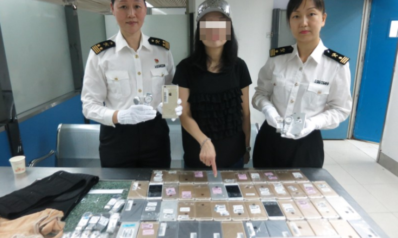 בגלל החום: בת 50 נתפסה עם למעלה מ100 אייפונים