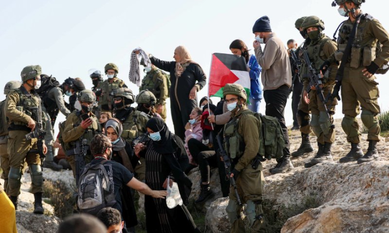 פעיל שמאל תקף חיילים | גנץ: "מגנה באופן&nbsp;נחרץ"