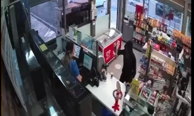 נכנס לחנות נוחות, איים ושדד באמצעות גרזן | תיעוד