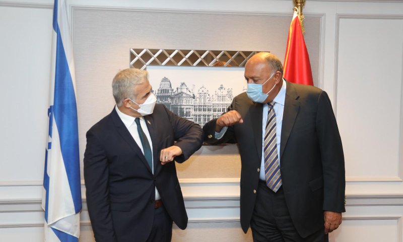 בליץ מדיני: לפיד פגש את שר החוץ המצרי