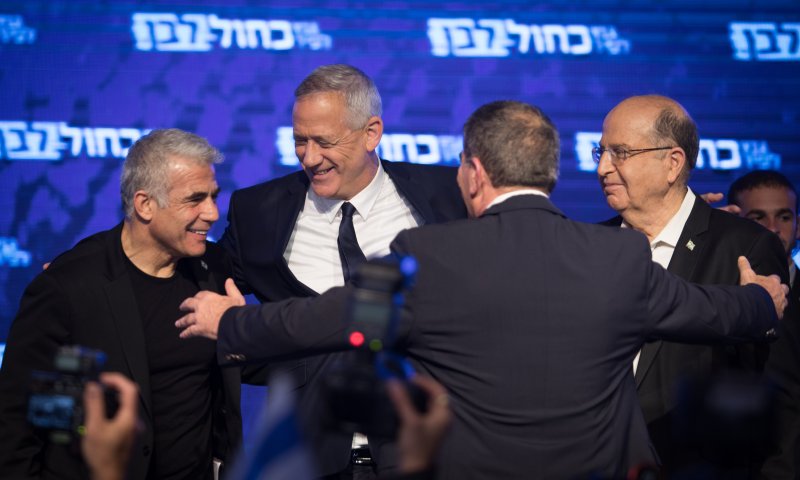 מכת ההדלפות בכחול לבן. החשד: נגד איש 'יש עתיד'