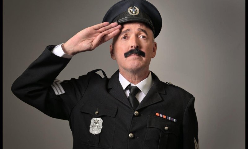 השוטר אזולאי חוזר לחיים: ההצגה החדשה של התיאטרון העברי