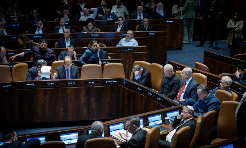המערכת הפוליטית סוערת : "בית הדין האנטישמי בהאג"