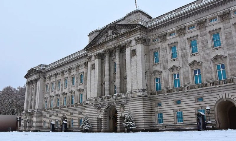 תיעוד מארמון בקינגהאם: שלג בממלכה הבריטית