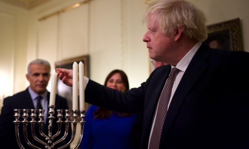 ראש ממשלת בריטניה מדליק נר שני של חנוכה