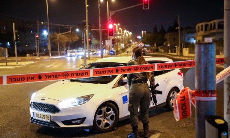 העוצר הלילי הראשון: אכיפה חלקית, ומעצרים בחתונות