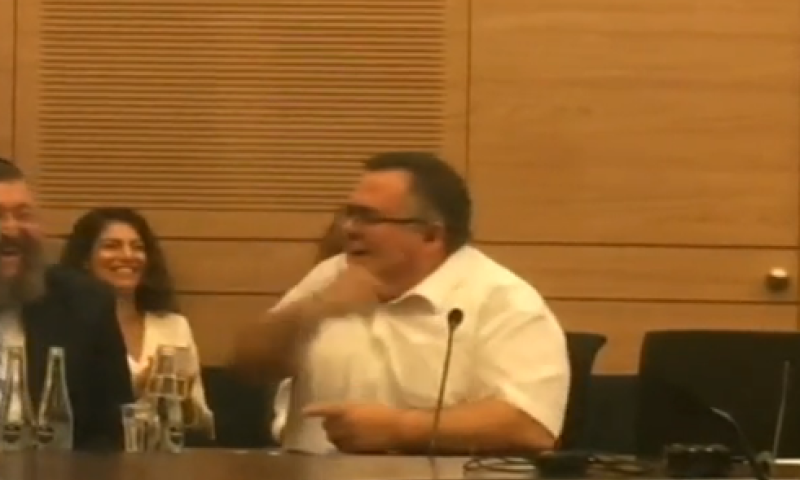 'המחוג השתגע' &bull; צפו: ביטן מפיל את הח"כים מצחוק