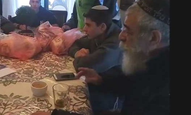 ובינתיים בעמונה: אריאל זילבר בא לעשות שמח