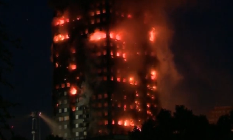 לכודים ופצועים: שריפת ענק במגדל מגורים בלונדון