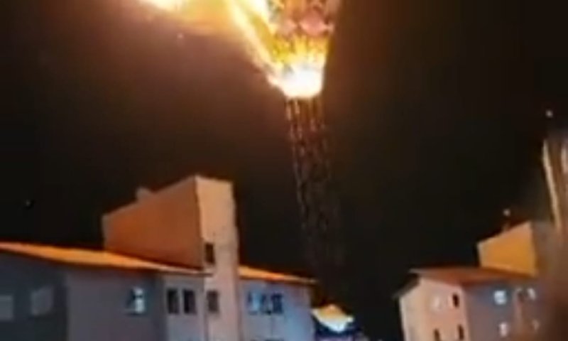 תיעוד מטורף: כדור פורח עלה באש והתרסק על בניין