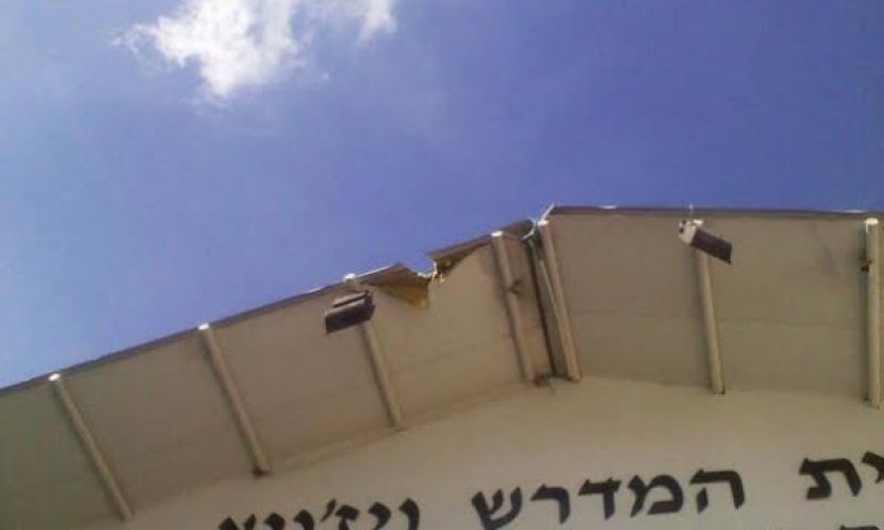 בני ברק: חלקי רקטה פגעו בגג בית מדרש