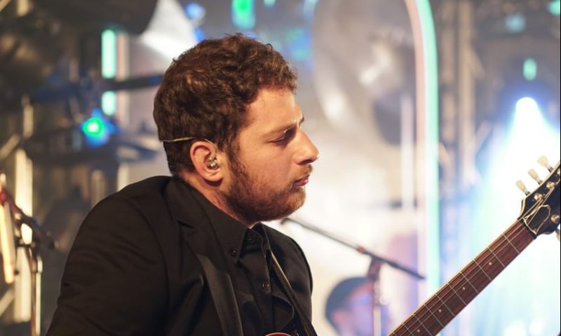 היוצר הדתי מושיק לנדאו בביצוע אינסטרומנטלי מרגש