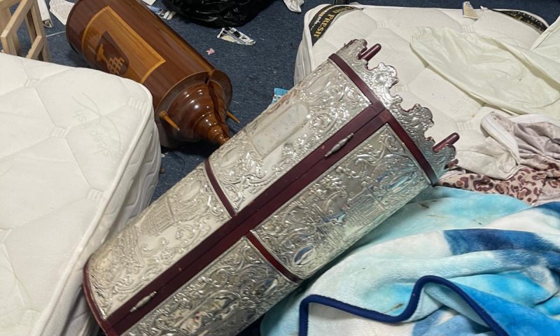 אחרי יותר משבוע: נעצר חשוד בהשחתת ספרי תורה בבית כנסת