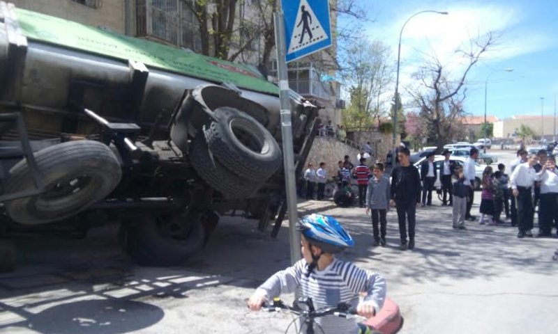 נס: משאית התהפכה על מדרכה בסמוך לילדים