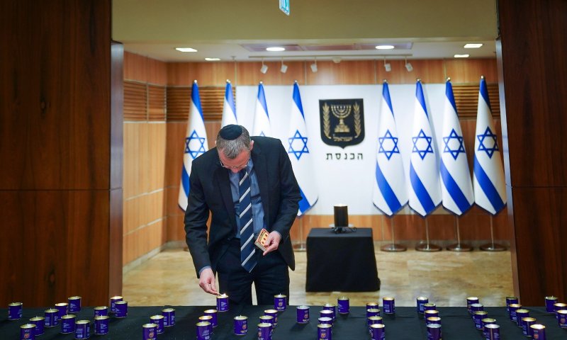 הכנסת באבל: לוין הדליק נר; הדגלים בחצי התורן